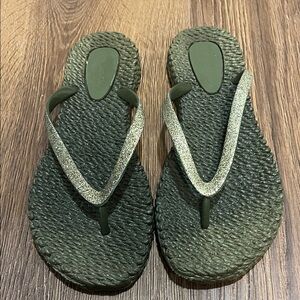 Isle Jacobsen Hornbaek Cheerful olive green flip flops Women’s size 8 glitter